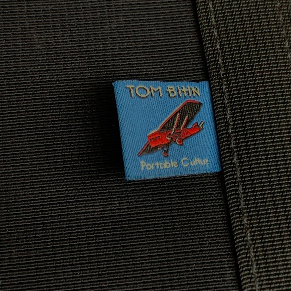 TOM BIHN Urban Minimalist Messenger - 14 x 11 x 2 - Picture 3 of 15